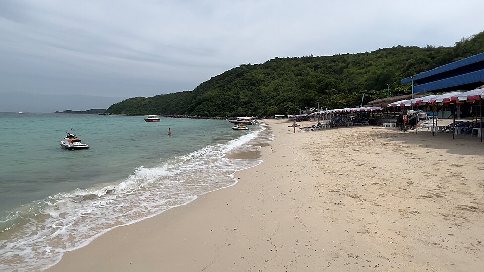 꼬란의 통랑 해변 풍경