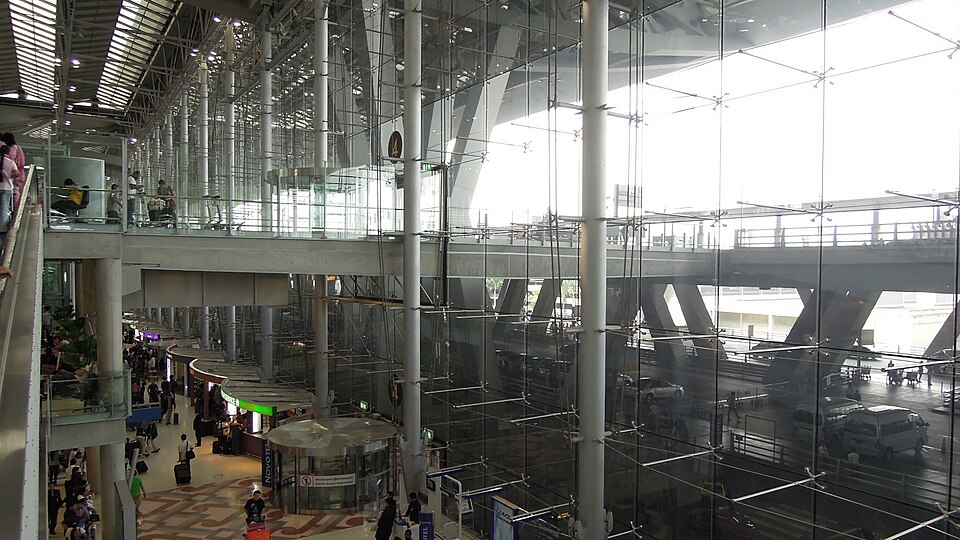 수완나품 공항 도착층의 과거 모습. 현재 픽업 장소나 표지판을 나타내지 않음